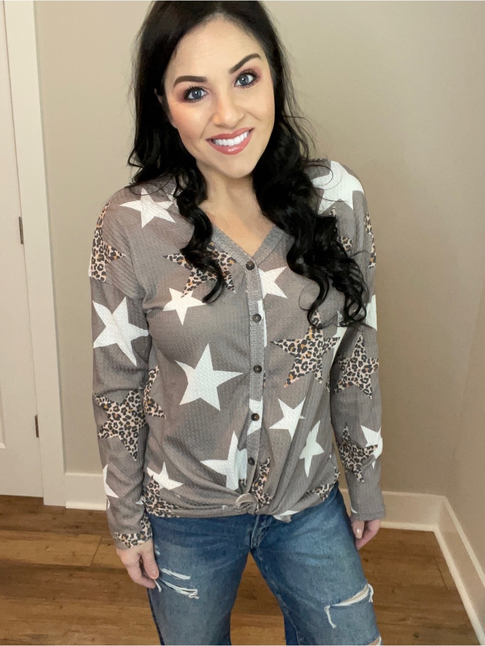Plus Size XXXL Taupe Star Print Button-Front Long Sleeve Top - Picture 5 of 7